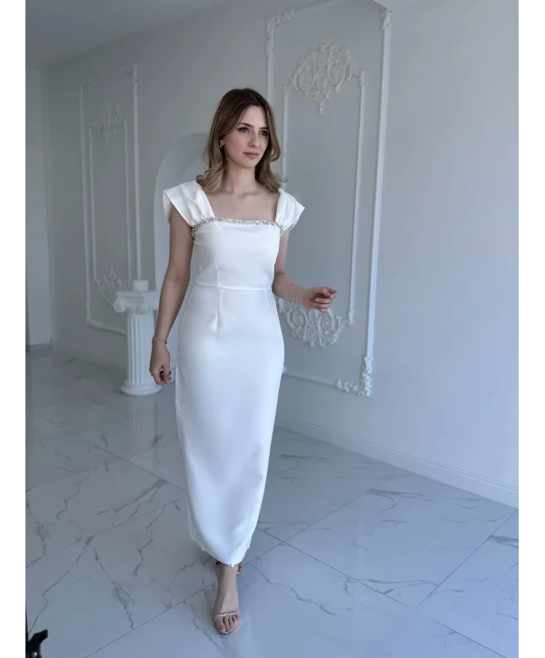 Beyaz Maxi boy yaka taş detaylı uzun elbise