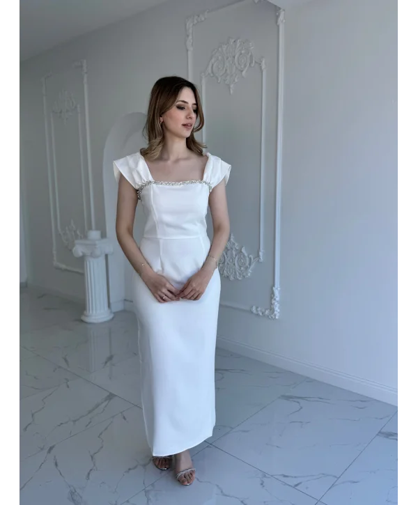 Beyaz Maxi boy yaka taş detaylı uzun elbise