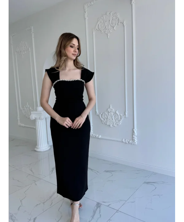 Siyah Maxi boy yaka taş detaylı uzun elbise