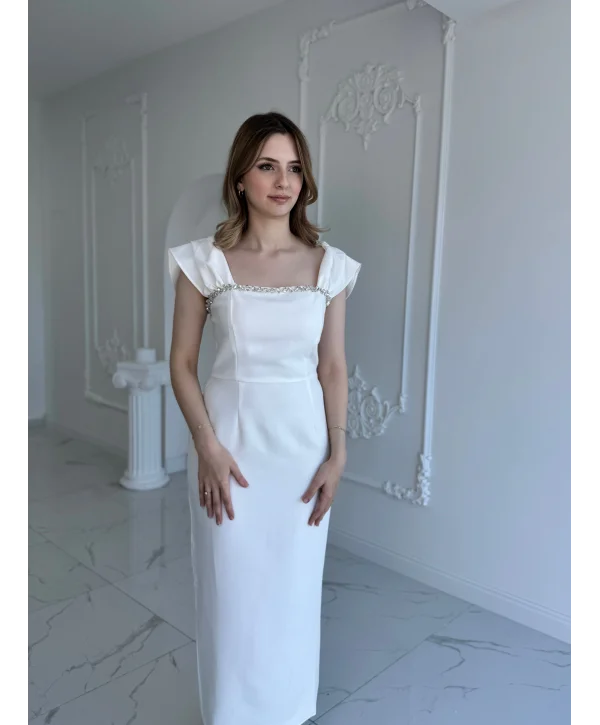 Beyaz Maxi boy yaka taş detaylı uzun elbise