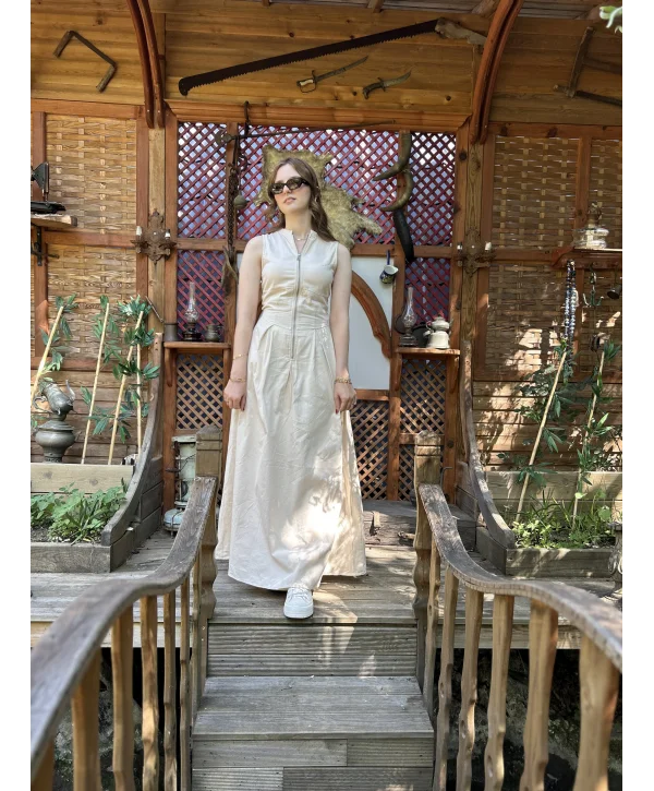 Krem Rengi Zincir Detaylı Elbise