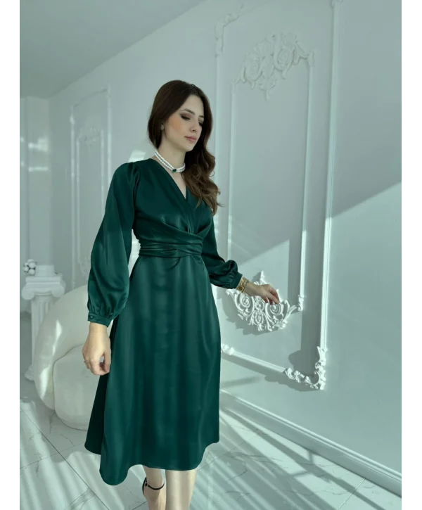 Kuşaklı, Dökümlü ve Şık Tensel Saten Zümrüt Elbise