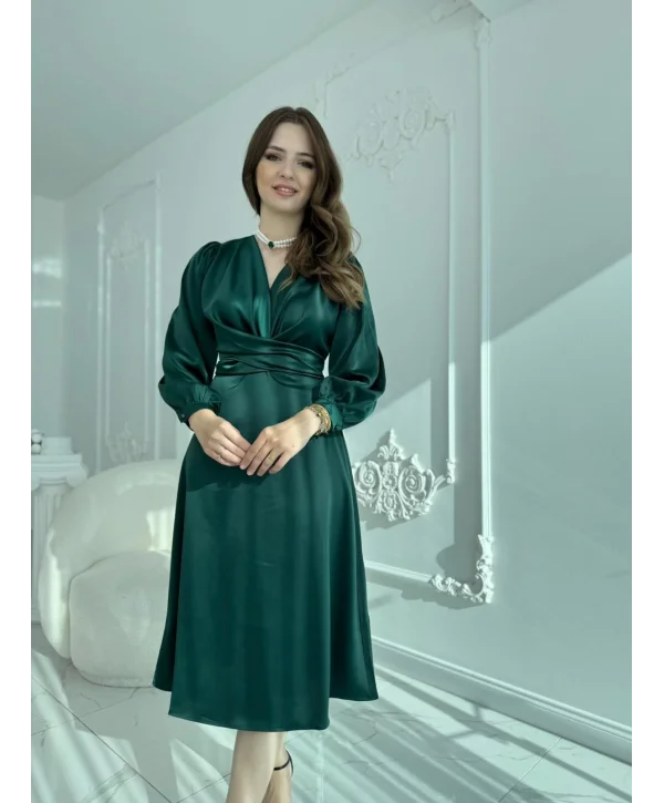 Kuşaklı, Dökümlü ve Şık Tensel Saten Zümrüt Elbise