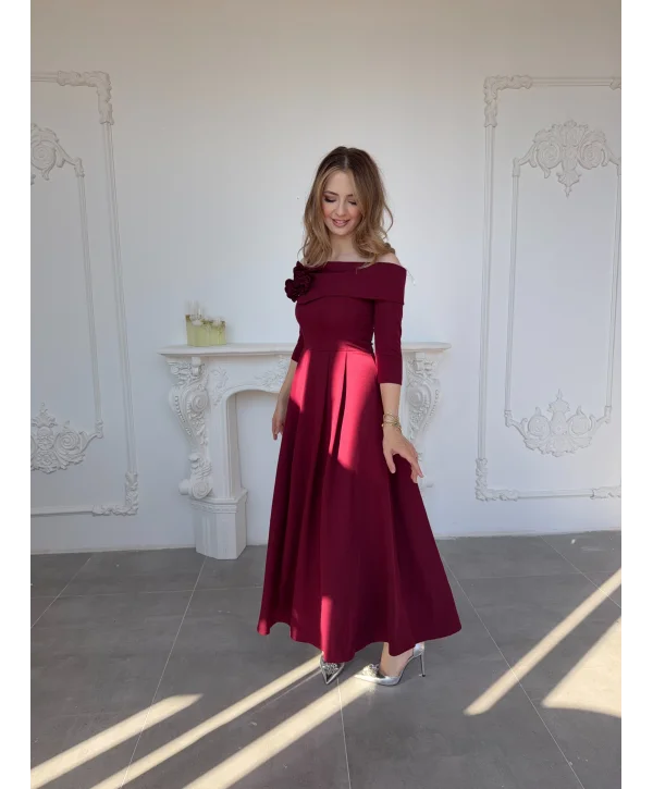 Madonna Yaka Gül Detaylı Bordo Elbise