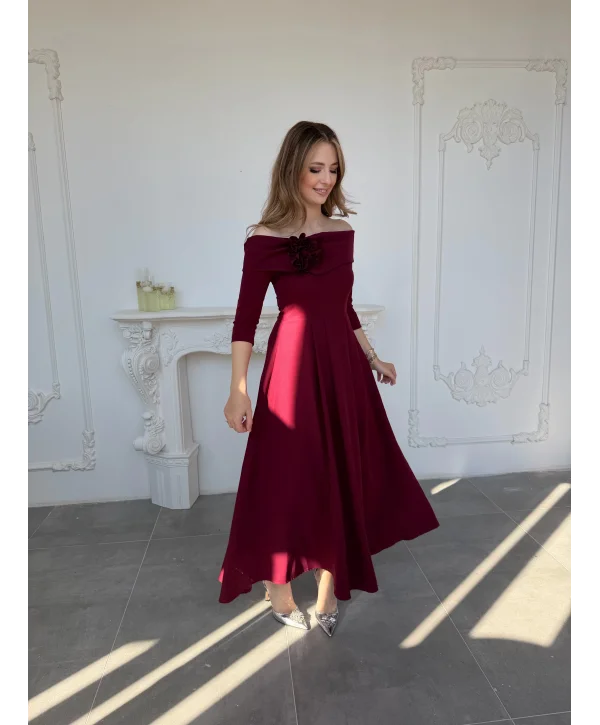 Madonna Yaka Gül Detaylı Bordo Elbise