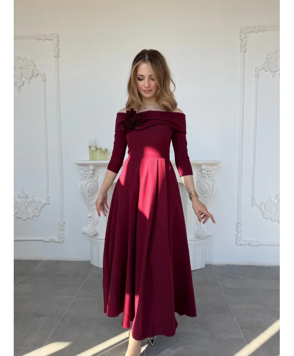 Madonna Yaka Gül Detaylı Bordo Elbise