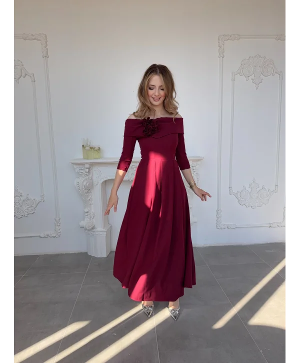 Madonna Yaka Gül Detaylı Bordo Elbise