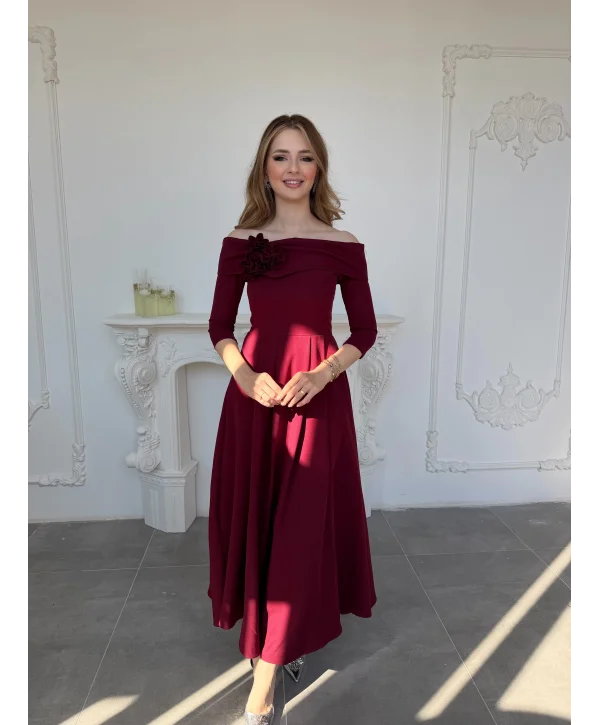 Madonna Yaka Gül Detaylı Bordo Elbise