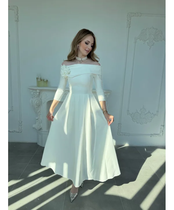 Madonna Yaka Gül Detaylı Ekru Elbise