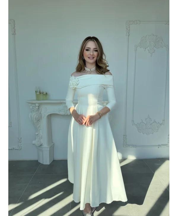 Madonna Yaka Gül Detaylı Ekru Elbise