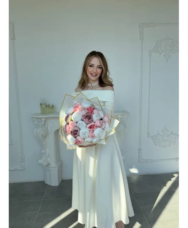 Madonna Yaka Gül Detaylı Ekru Elbise