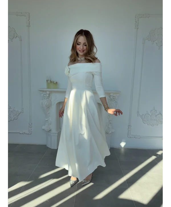 Madonna Yaka Gül Detaylı Ekru Elbise