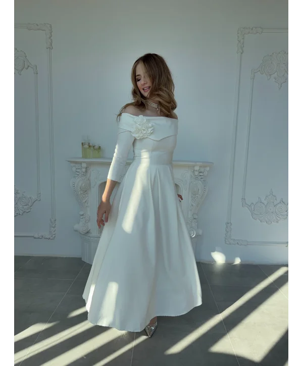 Madonna Yaka Gül Detaylı Ekru Elbise