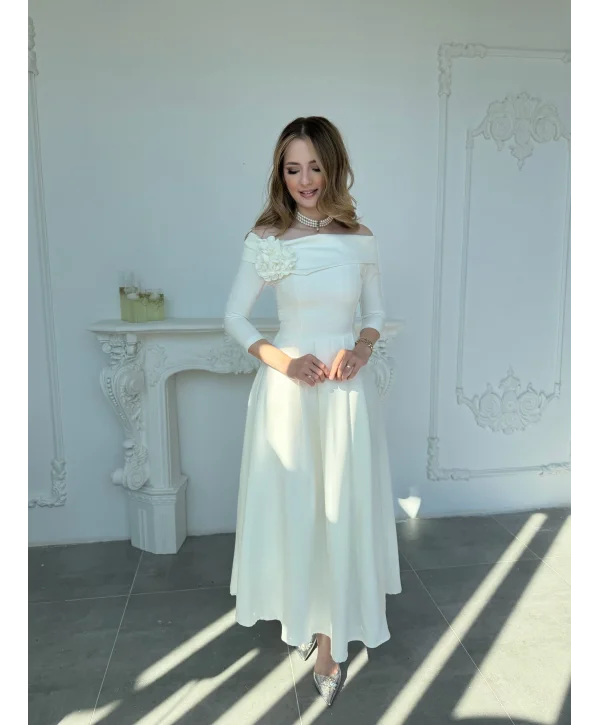 Madonna Yaka Gül Detaylı Ekru Elbise