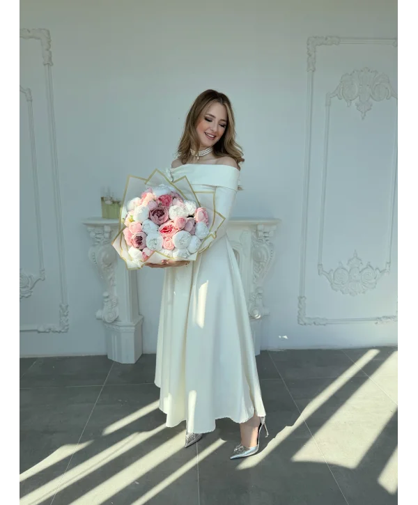 Madonna Yaka Gül Detaylı Ekru Elbise