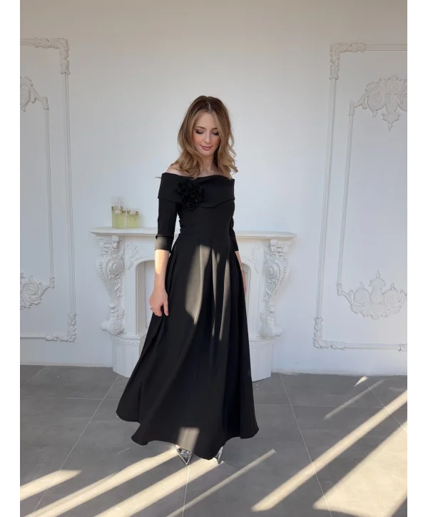 Madonna Yaka Gül Detaylı Siyah Elbise