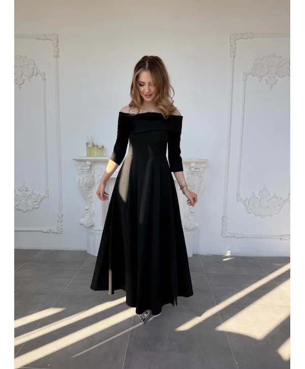 Madonna Yaka Gül Detaylı Siyah Elbise