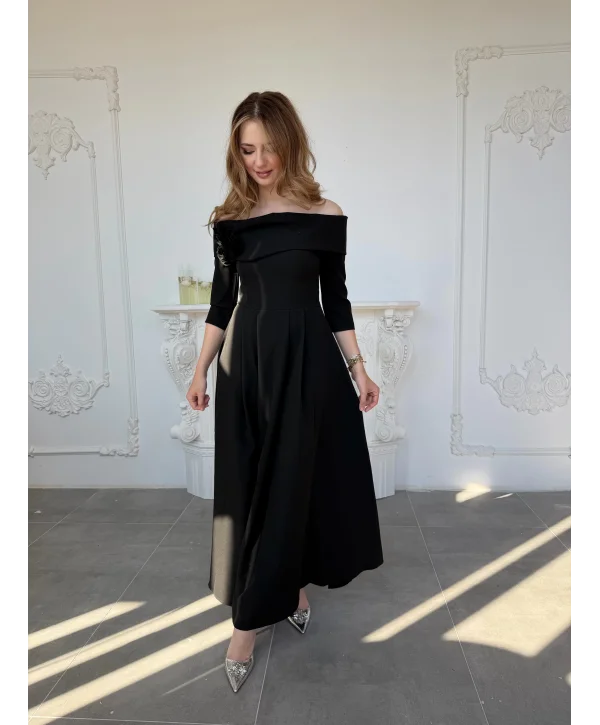 Madonna Yaka Gül Detaylı Siyah Elbise