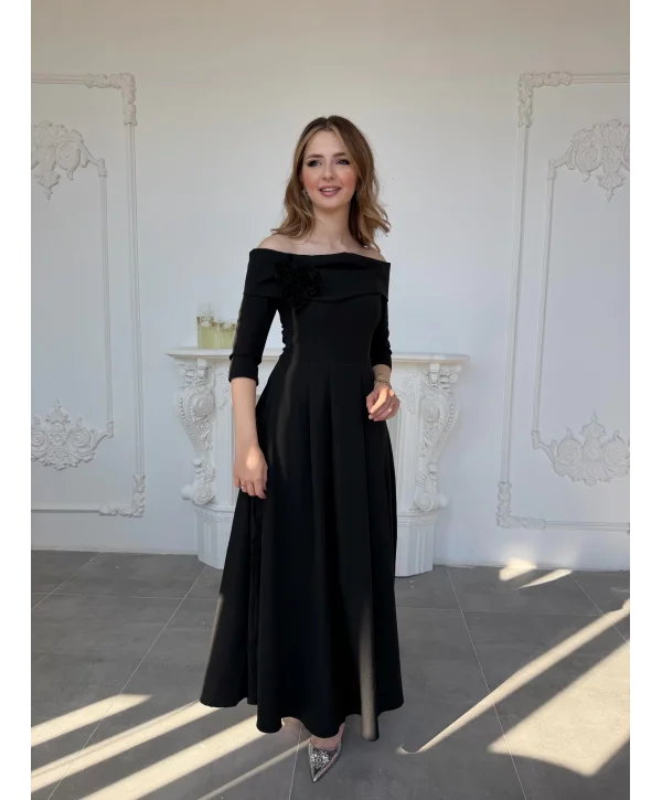 Madonna Yaka Gül Detaylı Siyah Elbise