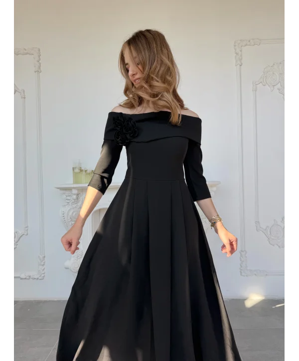 Madonna Yaka Gül Detaylı Siyah Elbise