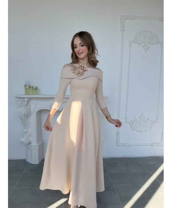 Madonna Yaka Gül Detaylı Taş Elbise