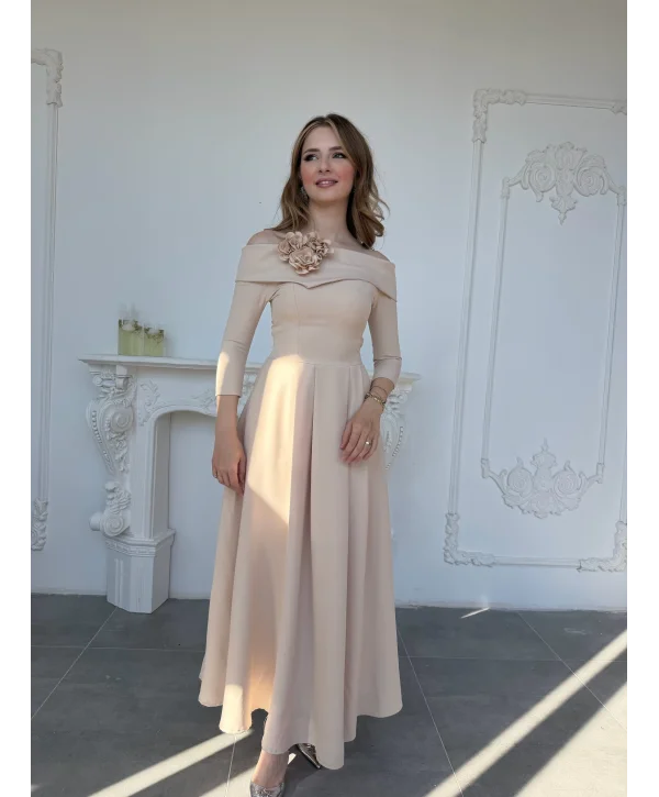 Madonna Yaka Gül Detaylı Taş Elbise