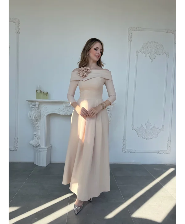 Madonna Yaka Gül Detaylı Taş Elbise