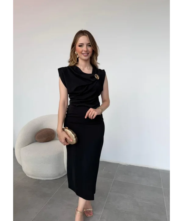 Metal Tokalı Drapeli Siyah Elbise