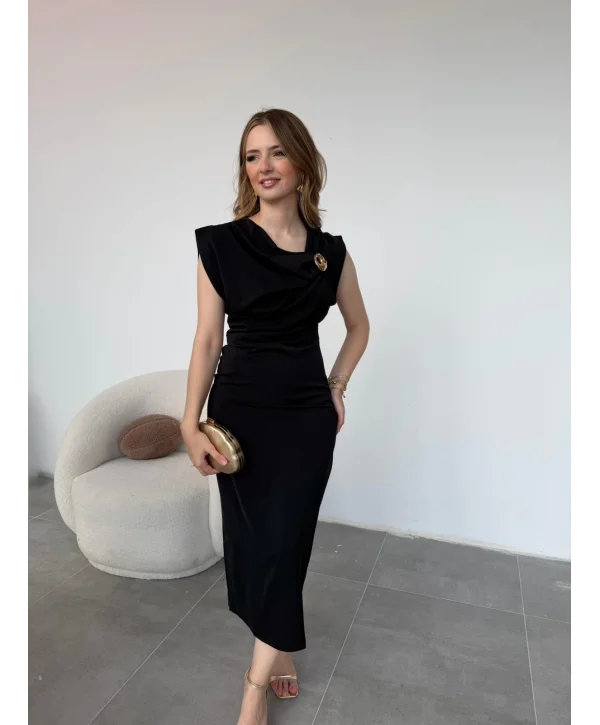 Metal Tokalı Drapeli Siyah Elbise