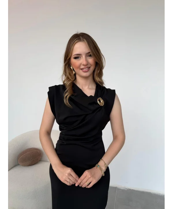 Metal Tokalı Drapeli Siyah Elbise