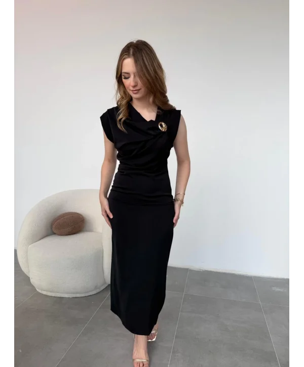 Metal Tokalı Drapeli Siyah Elbise