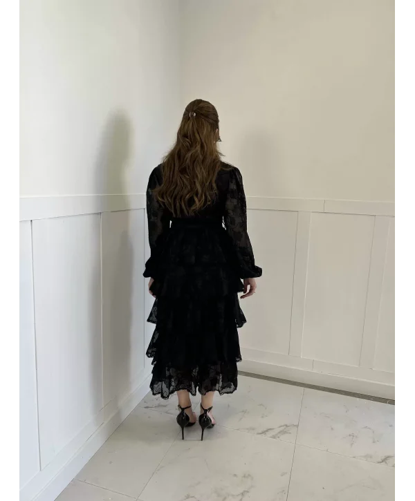 Nakış İşlemeli Siyah Kat Kat Volanlı Elbise