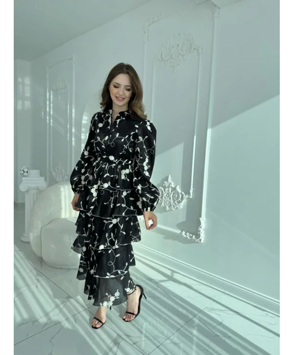 Nakışlı Karolin Kumaş Volanlı Kat Kat Siyah-Beyaz Nakışlı Kuşaklı Elbise
