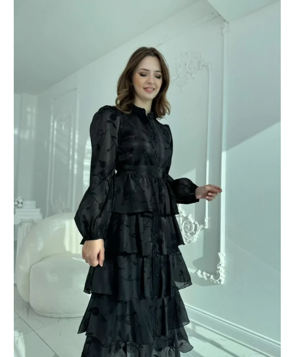 Nakışlı Karolin Kumaş Volanlı Kat Kat Siyah Kuşaklı Elbise