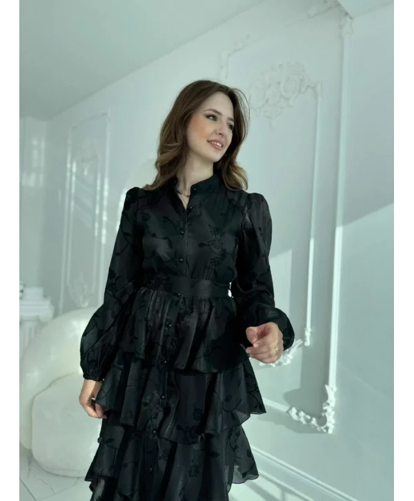 Nakışlı Karolin Kumaş Volanlı Kat Kat Siyah Kuşaklı Elbise