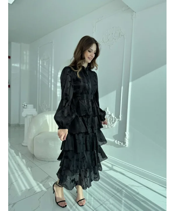 Nakışlı Karolin Kumaş Volanlı Kat Kat Siyah Kuşaklı Elbise