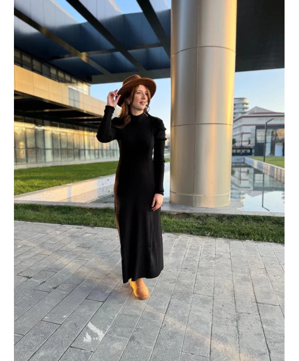 Omuz Detaylı Boğazlı Siyah Triko Elbise