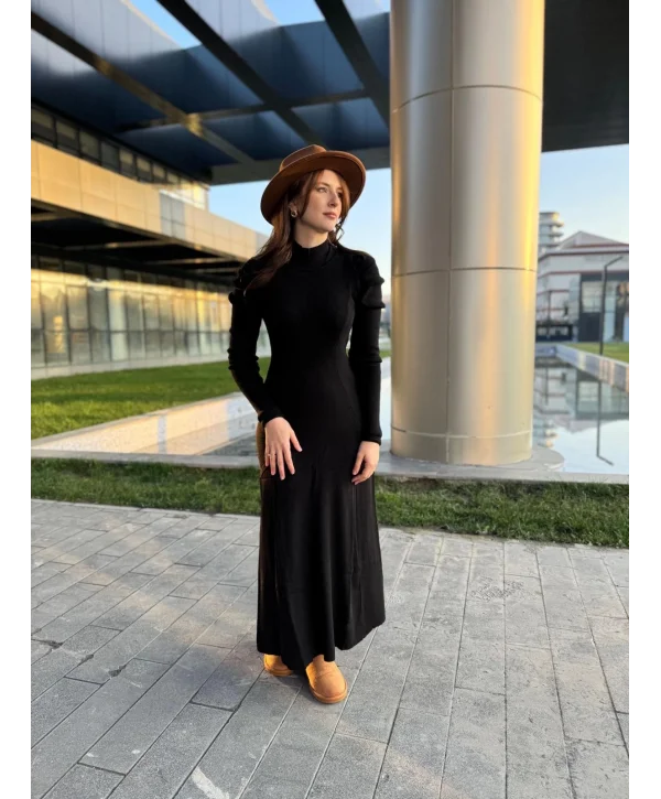 Omuz Detaylı Boğazlı Siyah Triko Elbise