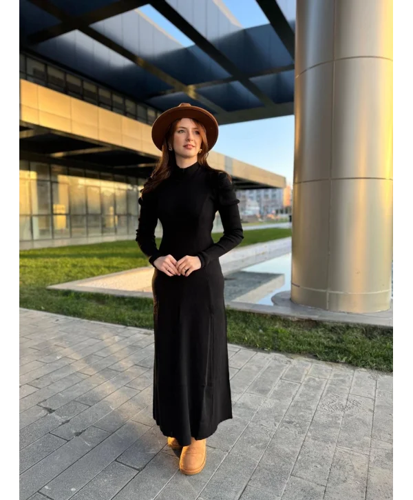 Omuz Detaylı Boğazlı Siyah Triko Elbise