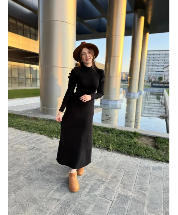 Omuz Detaylı Boğazlı Siyah Triko Elbise