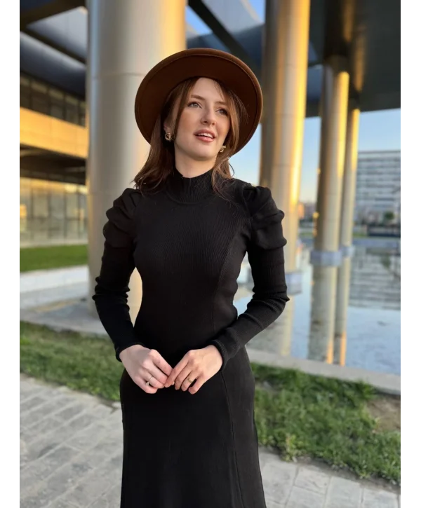 Omuz Detaylı Boğazlı Siyah Triko Elbise