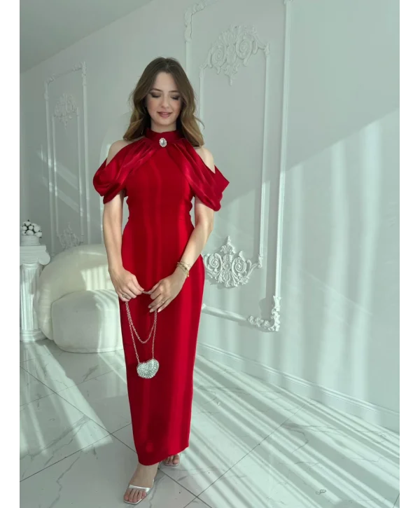 Omuz Detaylı Yaka Broşlu Kırmızı Abiye Elbise