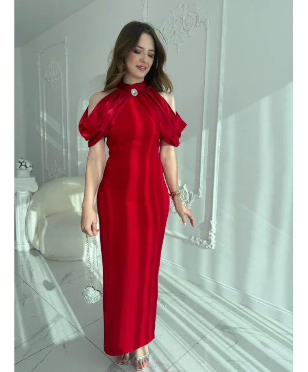 Omuz Detaylı Yaka Broşlu Kırmızı Abiye Elbise