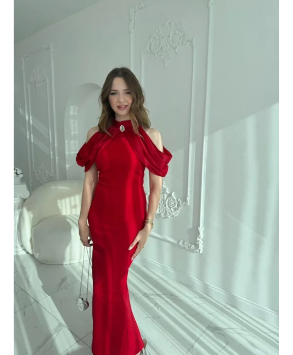 Omuz Detaylı Yaka Broşlu Kırmızı Abiye Elbise