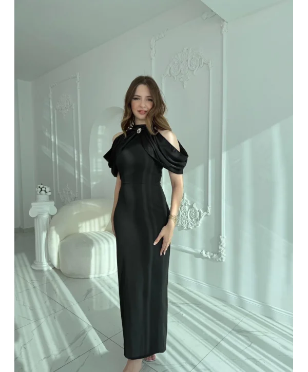 Omuz Detaylı Yaka Broşlu Siyah Abiye Elbise