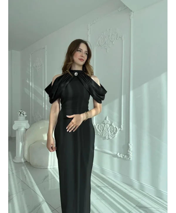 Omuz Detaylı Yaka Broşlu Siyah Abiye Elbise