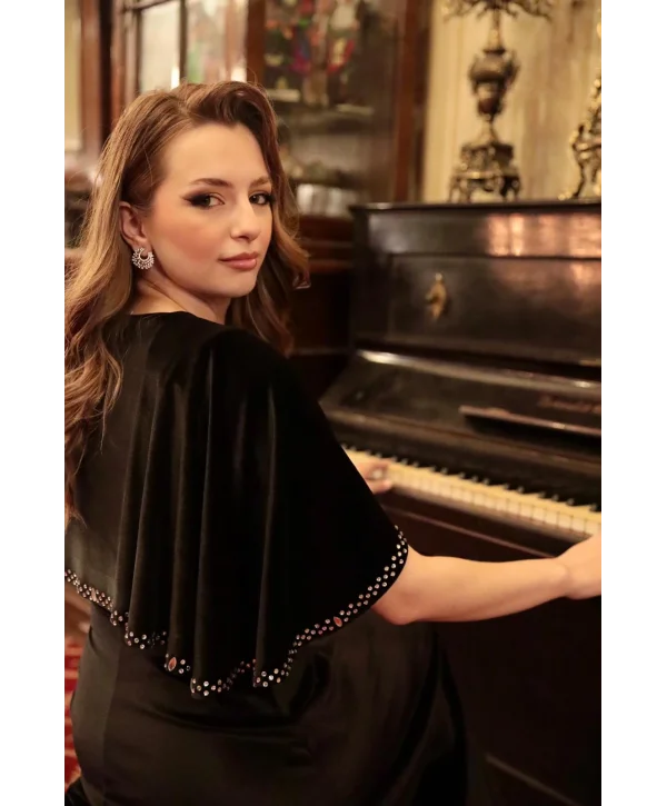 Pelerin Detaylı Taş Düğmeli Siyah Kadife Elbise