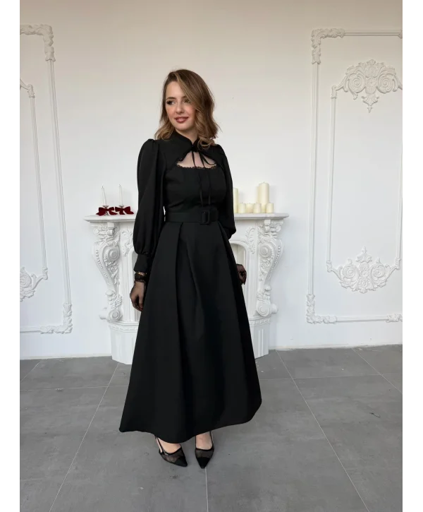 Pencere Yaka Bağlama Detaylı Kemerli Siyah Elbise