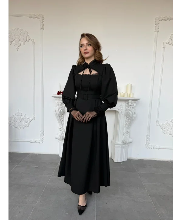 Pencere Yaka Bağlama Detaylı Kemerli Siyah Elbise