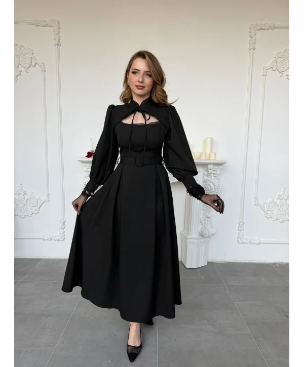 Pencere Yaka Bağlama Detaylı Kemerli Siyah Elbise